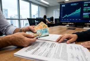 Close-up de investidor segurando notas de Real sobre contrato de investimento do FII RSPD11 em um escritório moderno com gráficos financeiros ao fundo.
