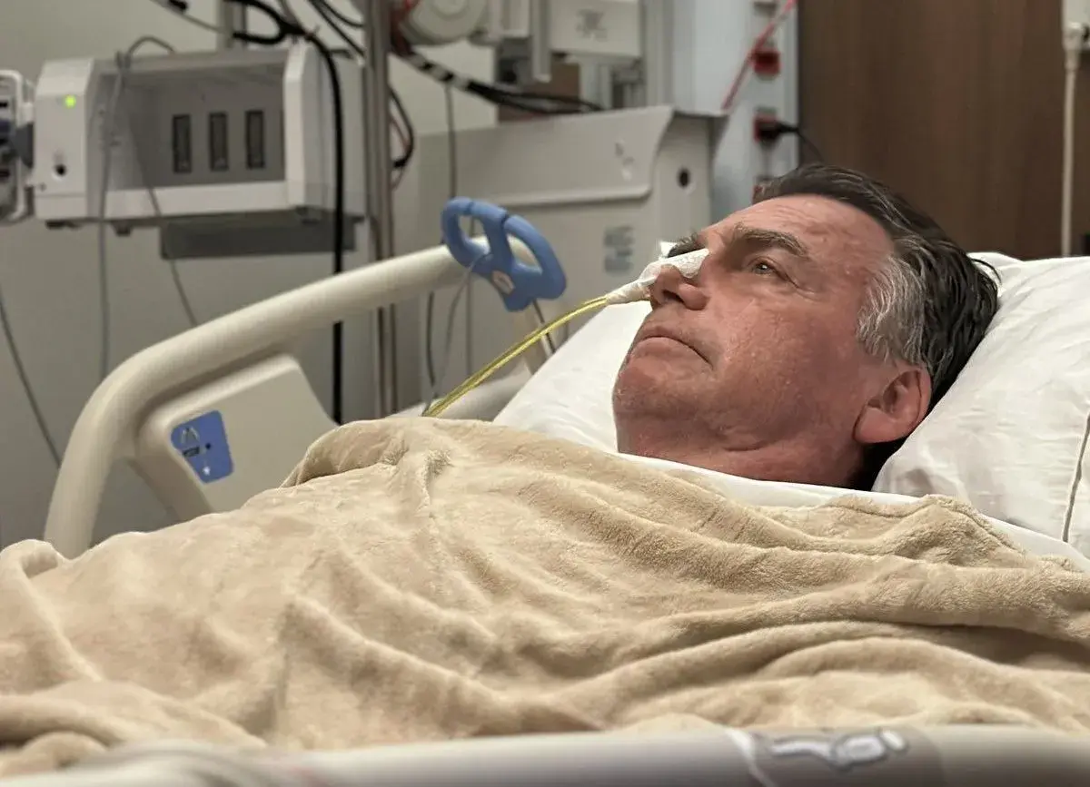 Bolsonaro é Internado as Pressas em UTI com Quadro de Broncopneumonia