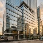 Ilustração profissional de um moderno edifício corporativo de vidro em São Paulo, representando o fundo imobiliário RCRB11 da Rio Bravo, gerada por inteligência artificial para fins ilustrativos.