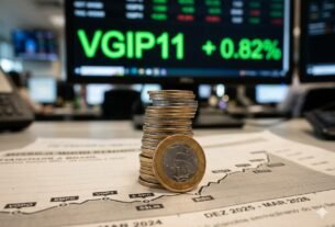 Fotografia macro de moedas de Real sobre gráfico financeiro ascendente com monitor ao fundo exibindo o ticker VGIP11 em verde, simbolizando alta nos dividendos.