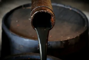 Petróleo cai para US$ 100 com Trump adiando ataques ao Irã