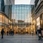 Fachada moderna de shopping center de luxo com arquitetura de vidro, representando os novos ativos adquiridos pelo fundo imobiliário XPML11 em transação com a rede Iguatemi.