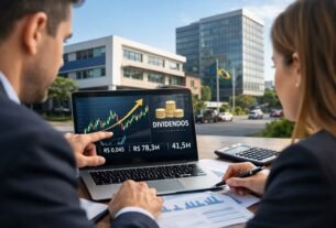 Dois investidores analisando gráficos financeiros de FIIs em notebook, prédio educacional e comercial ao fundo, conceito de dividendos no mercado brasileiro, luz natural, estilo fotojornalismo econômico.