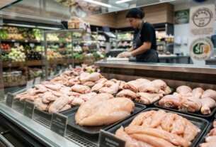 Por que o preço do frango recuou na segunda quinzena de abril? Entenda o cenário