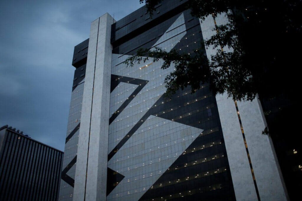 Prédio corporativo moderno ligado ao setor bancário brasileiro em cenário urbano contemporâneo relacionado ao Banco do Brasil e à distribuição de JCP.