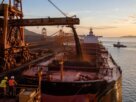 Minério de ferro perde força com avanço da oferta e dúvidas sobre a China