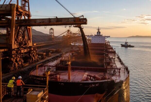 Minério de ferro perde força com avanço da oferta e dúvidas sobre a China